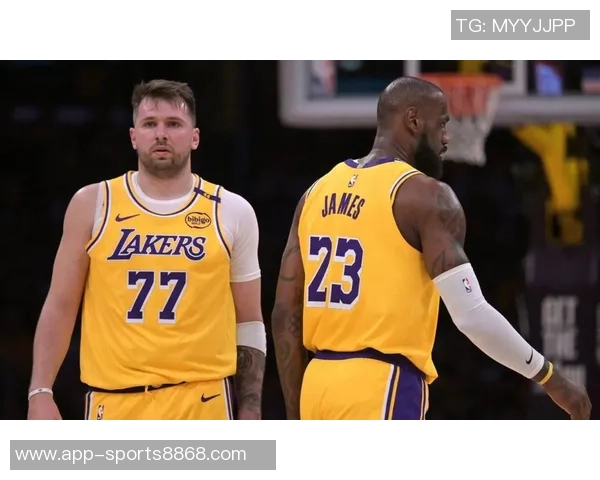 半场战报狄龙狂砍23分布克意外伤退太阳领先湖人14分东契奇27分老詹仅得4分